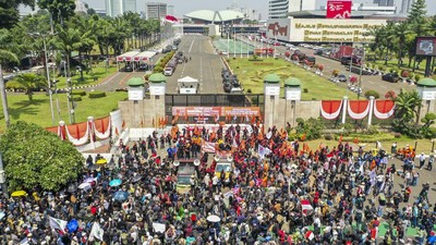 Foto Udara Suasana Pendemo Geruduk Gedung DPR