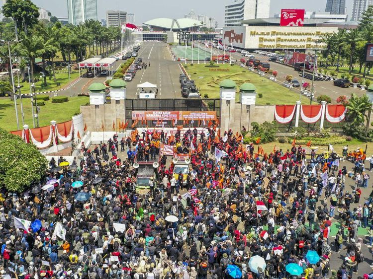 Foto Udara Suasana Pendemo Geruduk Gedung DPR