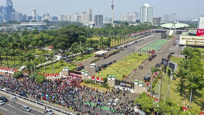 Foto udara massa aksi saat berunjuk rasa meolak pengesahan Revisi UU Pilkada di depan Gedung DPR, Jakarta, Kamis (22/8/2024). Unjuk rasa tersebut merupakan bagian dari gerakan peringatan darurat Indonesia yang viral di media sosial setelah DPR bermanuver mengabaikan putusan MK. ANTARA FOTO/Galih Pradipta