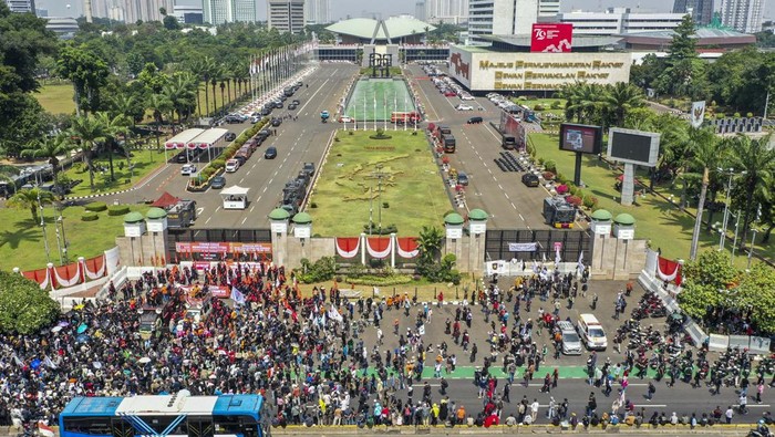 Foto udara massa aksi saat berunjuk rasa meolak pengesahan Revisi UU Pilkada di depan Gedung DPR, Jakarta, Kamis (22/8/2024). Unjuk rasa tersebut merupakan bagian dari gerakan peringatan darurat Indonesia yang viral di media sosial setelah DPR bermanuver mengabaikan putusan MK. ANTARA FOTO/Galih Pradipta