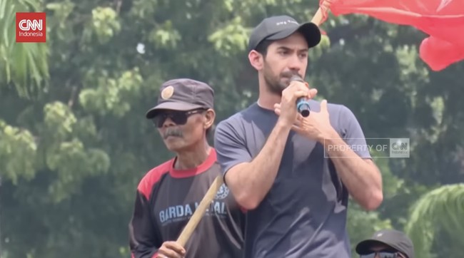 Aktor Reza Rahadian meninggalkan busana desainer yang biasa menemaninya. Kaus hitam, jeans, disertai topi hitam jadi andalan. (Foto: CNN Indonesia)