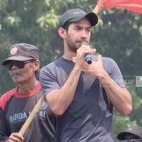 Aktor Reza Rahadian meninggalkan busana desainer yang biasa menemaninya. Kaus hitam, jeans, disertai topi hitam jadi andalan. (Foto: CNN Indonesia)