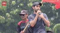 Selain komika, aktor Reza Rahadian juga ikut berorasi di Gedung DPR. Dalam orasinya, Reza mengaku tidak bisa lagi diam untuk menyuarakan keresahan terkait pengesahan revisi UU Pilkada. Reza mengaku miris melihat situasi saat ini. Karena itu dia turun langsung ke DPR untuk demonstrasi. Dok. CNN Indonesia