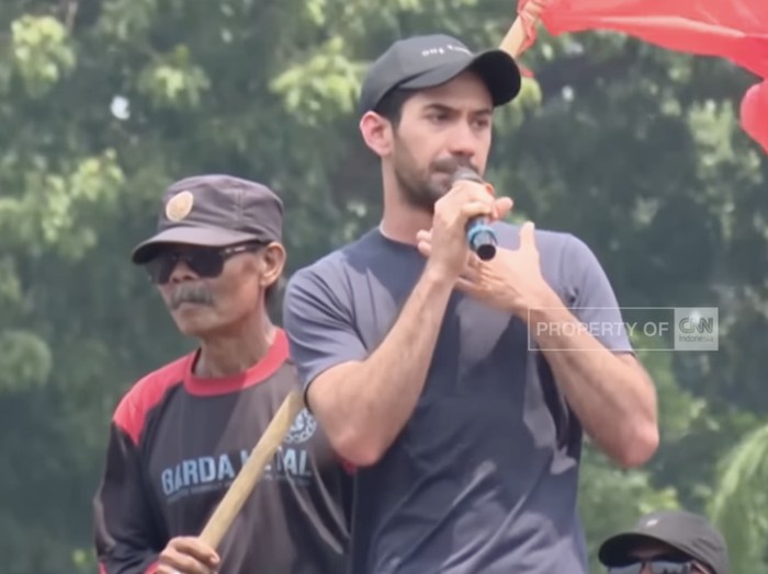 Gaya Reza Rahadian Ikut Demo