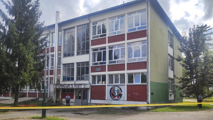 Geger Petugas Kebersihan Tembak Mati Kepsek-Guru di Sekolah Bosnia Police officers stand in front of a secondary school building in Sanski Most, northwest of Bosnia's capital, Sarajevo, Wednesday, Aug. 21, 2024, after a school employee shot and killed three people. (AP Photo/Edvin Zulic)
