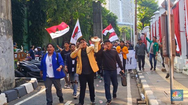 Gelombang Baru Massa berdatangan di gedung belakang DPR, Kamis (22/8/2024). (CNBC Indonesia/Rosseno Aji)