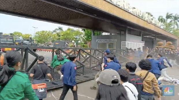 Gerbang belakang gedung DPR/MPR RI jebol oleh aksi massa. (CNBC Indonesia/Rosseno Aji)