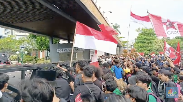 Gerbang belakang gedung DPR/MPR RI jebol oleh aksi massa. (CNBC Indonesia/Rosseno Aji)