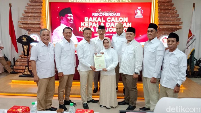 Gerindra menyerahkan rekom dan surat tugas pada bacakada di Jatim