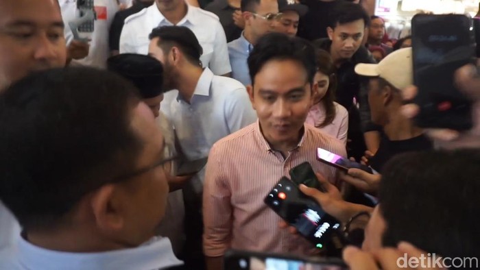 Gibran Rakabuming Raka saat mengunjungi Pasar Baru, Kota Bandung