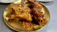 Di Polo Fried Chicken menu utamanya adalah ayam goreng dengan kremesan bawang putih goreng. Serta beberapa menu pelengkap lainnya yang berasal dari wilayah Thailand bagian selatan. Foto: detikFood