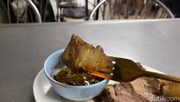 Seporsi Larb Beef (sapi) harganya 100 Baht (Rp 46.000). Ciri khasnya terletak pada potongan daging sapi yang menggunakan lemak, agar tetap juicy dan gurih saat dicocol ke saus asam pedasnya. Foto: detikFood