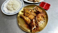 Bagi yang ingin mengunjungi resto ini, sebaiknya hindari waktu sarapan dan makan siang agar tidak perlu mengantre. Siapkan juga uang tunai untuk makan di sini. Foto: detikFood