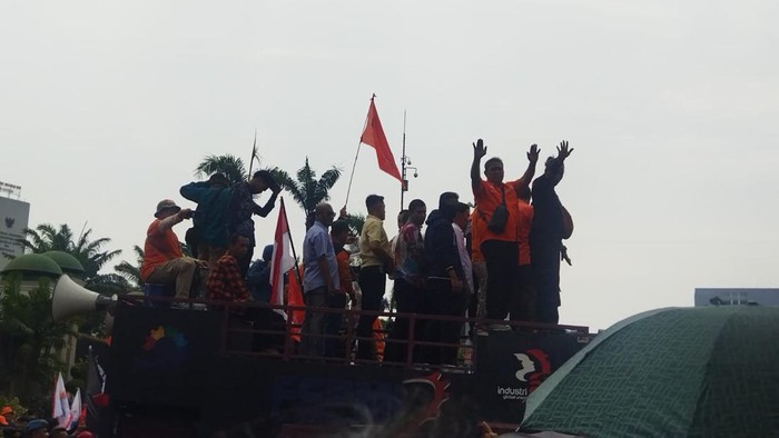 Habiburokhman di atas mobil komando saat menemui massa demo di DPR RI