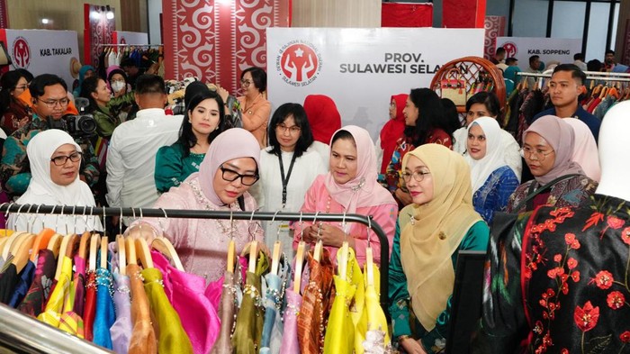 Ibu Negara Iriana Jokowi saat berada di AAS Building Makassar, Sulsel.