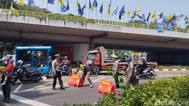 Jalan Gatot Subroto mengarah ke DPR ditutup siang ini imbas demo massa.