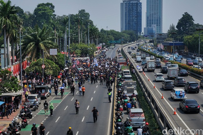 Polisi menutup jalan di depan Gedung DPR RI, Gatot Subroto, Jakarta, Kamis (22/8/2024).