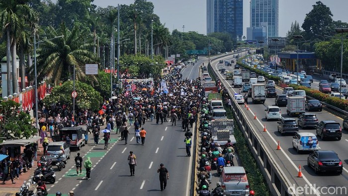 Petugas Kepolisian Perkuat Pengamanan Kawasan Slipi Antisipasi Aksi Unjuk Rasa Menentang Perubahan UU Pilkada