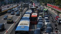 Selain mengalihkan kendaraan melewati busway, polisi mengalihkan kendaraan yang hendak ke Slipi melewati Jalan Gerbang Pemuda. Rekayasa lalu lintas dilakukan mulai di bawah flyover Ladokgi. 