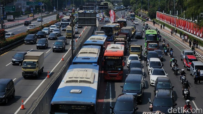 Jalan Gatsu Depan DPR Ditutup, Kendaraan Diarahkan ke Busway Polisi menutup jalan di depan Gedung DPR RI, Gatot Subroto, Jakarta, Kamis (22/8/2024).