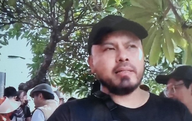 Begitu pula Joko Anwar yang muncul dengan busana dan aksesori serba hitam. (Foto: X Digara)