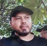 Begitu pula Joko Anwar yang muncul dengan busana dan aksesori serba hitam. (Foto: X Digara)