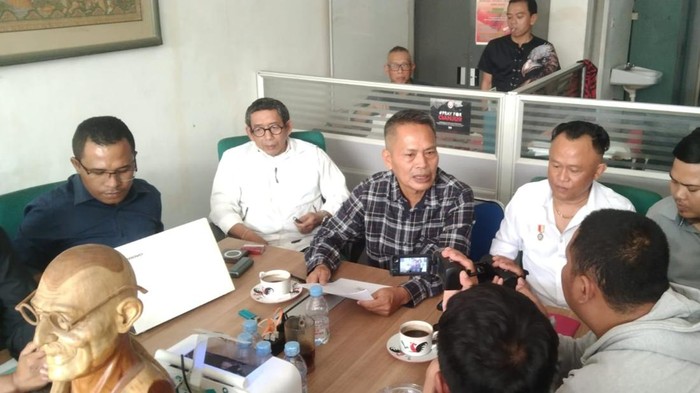 Kades Sukaluyu didampingi kuasa hukum mencabut surat pengunduran diri
