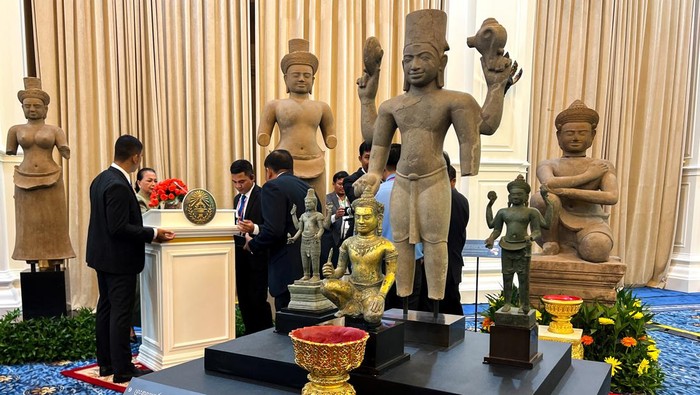 Kamboja Berhasil Pulangkan 70 Artefak yang Dicuri dan Dijual Artifacts are displayed during a