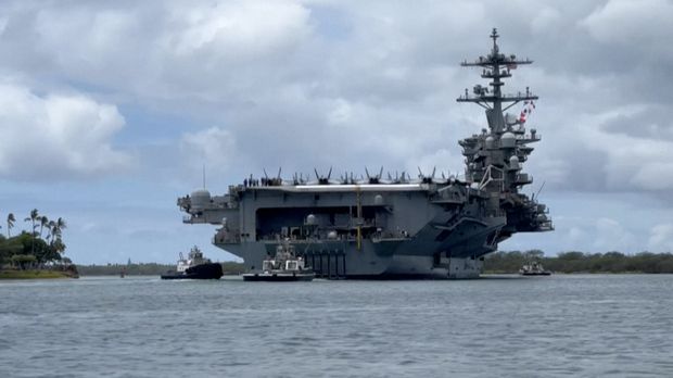 Kapal induk kelas Nimitz USS Abraham Lincoln (CVN 72) saat awaknya melakukan operasi penerbangan rutin di Timur Tengah karena meningkatnya ketegangan menimbulkan kekhawatiran akan terjadinya perang di seluruh wilayah. (Tangkapan Layar Video AFP)