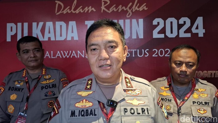 Kapolda Riau usai rapat persiapan Pilkada di Riau didampingi Kabid Humas Kombes Anom Karabianto dan Karoops Kombes Rony (Foto: Raja Adil Siregar)