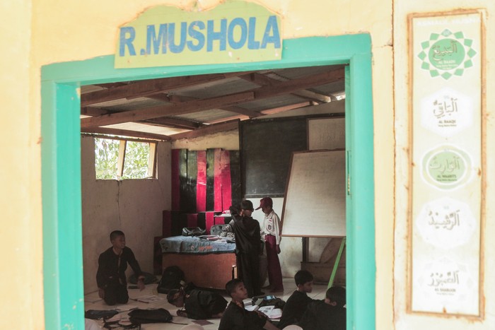 Kasihan, 40 Siswa SD di Sukabumi Belajar di Musala Siswa mengikuti kegiatan belajar di musala SDN Ciaripin di Desa Munjul, Kecamatan Ciambar, Kabupaten Sukabumi, Jawa Barat, Kamis (22/8/2024). Menurut keterangan pihak sekolah, selama dua bulan terakhir sebanyak 40 siswa terpaksa mengikuti kegiatan belajar di dalam musala dan panggung sekolah karena kondisi ruang kelas rusak dan tidak layak. ANTARA FOTO/Henry Purba/agr/tom.