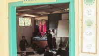 Menurut keterangan pihak sekolah, selama dua bulan terakhir sebanyak 40 siswa terpaksa mengikuti kegiatan belajar di dalam musala dan panggung sekolah karena kondisi ruang kelas rusak dan tidak layak.