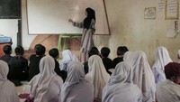 Siswa mengikuti kegiatan belajar di musala SDN Ciaripin di Desa Munjul, Kecamatan Ciambar, Kabupaten Sukabumi, Jawa Barat, Kamis (22/8/2024).