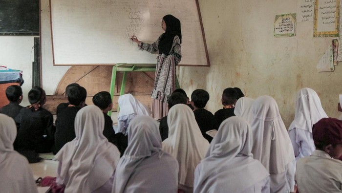Kasihan, 40 Siswa SD di Sukabumi Belajar di Musala Siswa mengikuti kegiatan belajar di musala SDN Ciaripin di Desa Munjul, Kecamatan Ciambar, Kabupaten Sukabumi, Jawa Barat, Kamis (22/8/2024). Menurut keterangan pihak sekolah, selama dua bulan terakhir sebanyak 40 siswa terpaksa mengikuti kegiatan belajar di dalam musala dan panggung sekolah karena kondisi ruang kelas rusak dan tidak layak. ANTARA FOTO/Henry Purba/agr/tom.