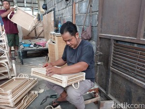 Kesetiaan Muslih Merajut Masa Depan Kerajinan Rotan Cirebon