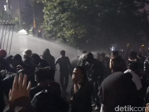 Demo Depan Gedung DPRD Jabar Ricuh, Polisi Semprot Water Cannon!