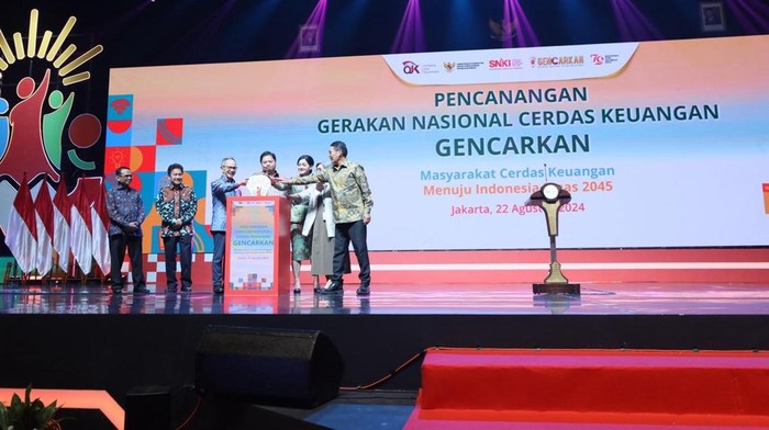 Ketua Dewan Komisioner OJK Mahendra Siregar