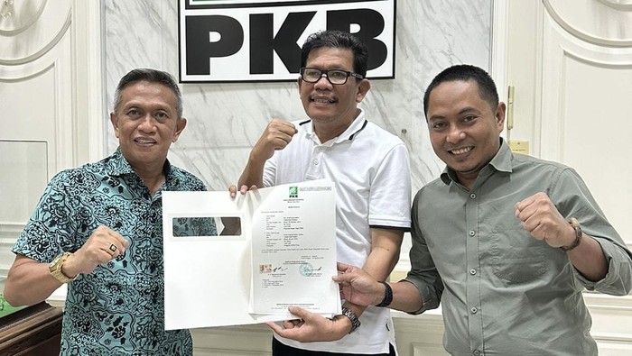 Ketua DPW PKB Sulsel Azhar Arsyad (tengah) menyerahkan rekomendasi ke pasangan Andi Islamuddin-Andi Irwandi Natsir di Pilkada Bone.