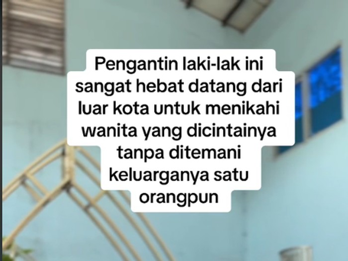 Kisah sedih pengantin pria yang menikah seorang diri tanpa didampingi oleh keluarga mendadak viral.