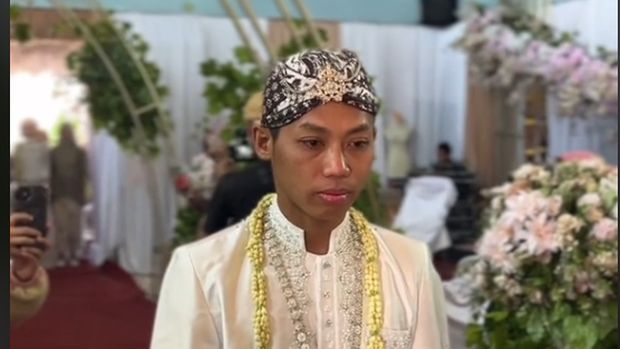 Kisah sedih pengantin pria yang menikah seorang diri tanpa didampingi oleh keluarga mendadak viral.