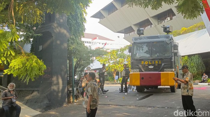 Di tengah Keriuhan, Demo Tolak RUU Pilkada di Semarang Berakhir