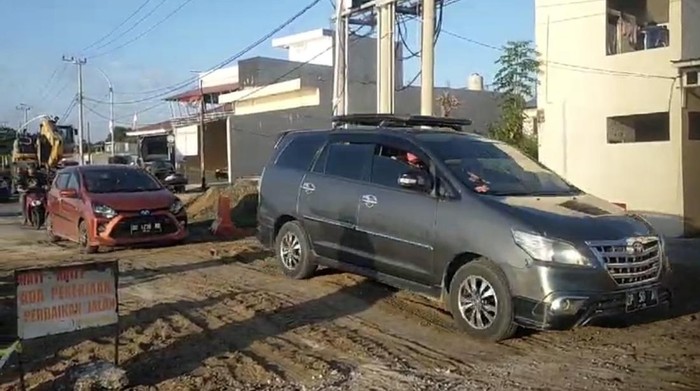 Kondisi terkini Jalan Petta Unga Parepare yang nyaris terputus setelah diperbaiki.