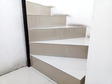 Lantai Keramik