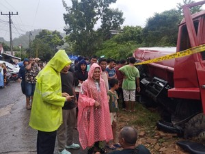 Truk Air Tabrak Rumah-Pohon gegara Rem Blong di Sibolga, 1 Tewas Terlindas