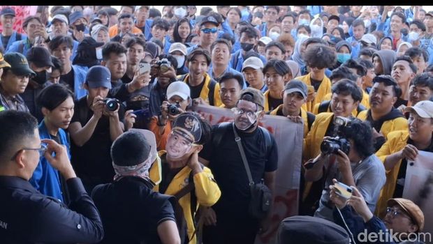 Beberapa mahasiswa gunakan topeng di tengah unjuk rasa di DPRD Sumsel.