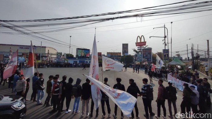 Mahasiswa Demo Tutup Simpang Ciceri Serang