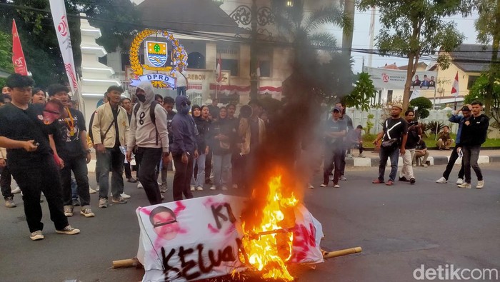 Mahasiswa di Curebon menggelar aksi unjuk rasa di depan Gedung DPRD Kota Cirebon