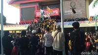Selanjutnya massa bergeser ke gedung DPRD Sulsel. Massa lalu menduduki gedung wakil rakyat tersebut kemudian bergantian berorasi.