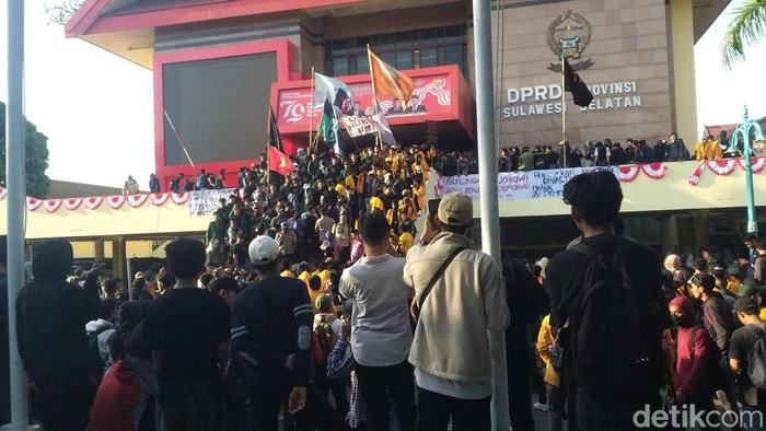Mahasiswa di Makassar menduduki Gedung DPRD Sulsel.