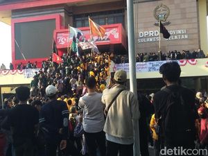 Massa Demo Tolak Revisi UU Pilkada di Makassar Duduki Gedung DPRD Sulsel